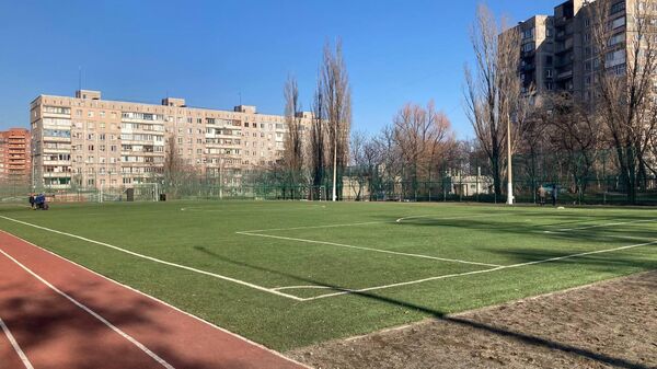 Искусственный газон на футбольной площадке в 65-ой школе Мариуполя