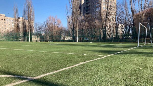 Футбольное поле в 65-ой школе Мариуполя