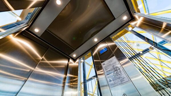 Специалисты установили шесть лифтов для маломобильных горожан в надземных пешеходных переходах Москвы в 2022 году