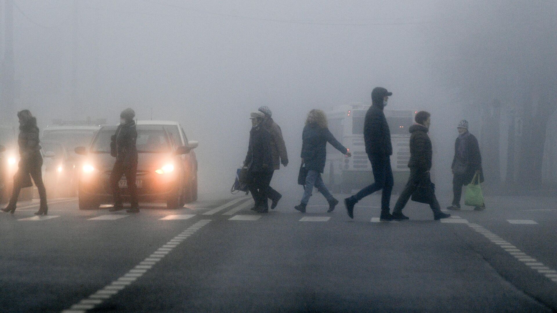 Люди переходят автомобильную дорогу во время тумана в Москве - РИА Новости, 1920, 28.01.2023