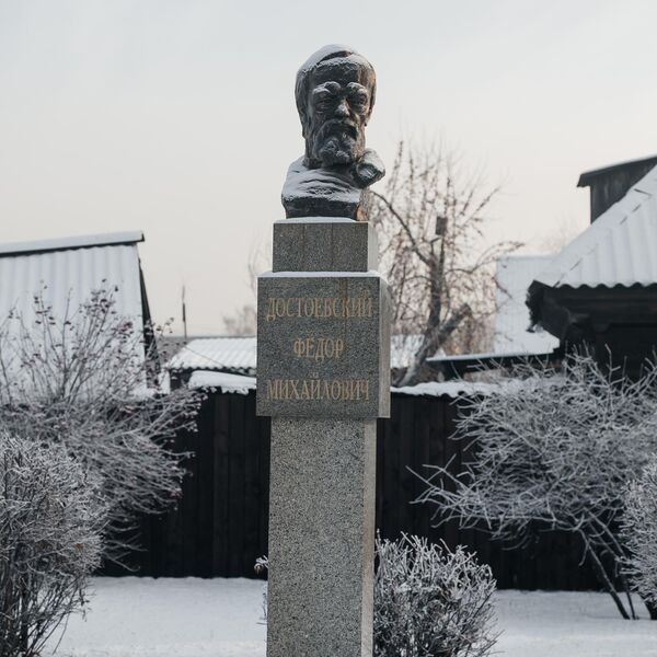 Памятник Достоевскому в Новокузнецке Памятник Достоевскому в Новокузнецке