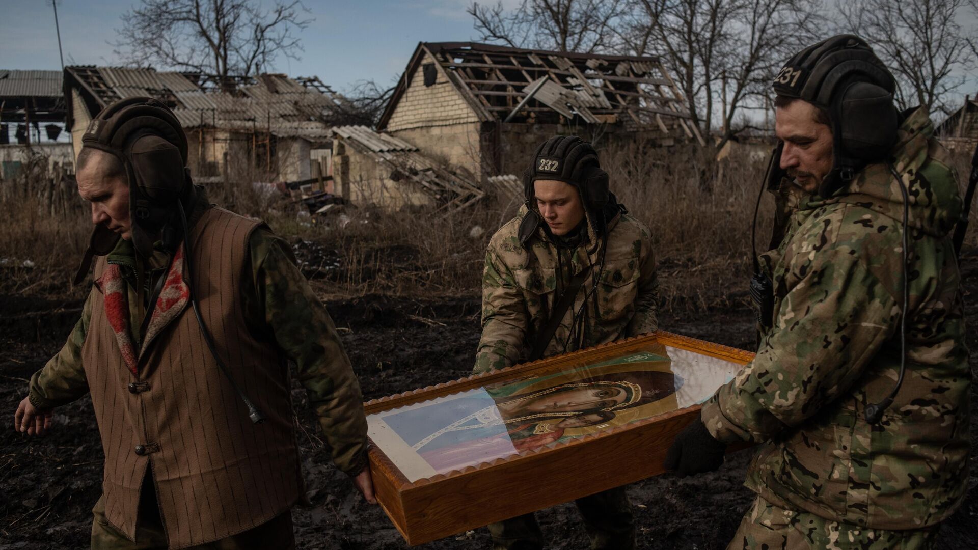 Военнослужащие несут икону после окончания крещенского богослужения на позициях танкистов в ЛНР - РИА Новости, 1920, 23.01.2024