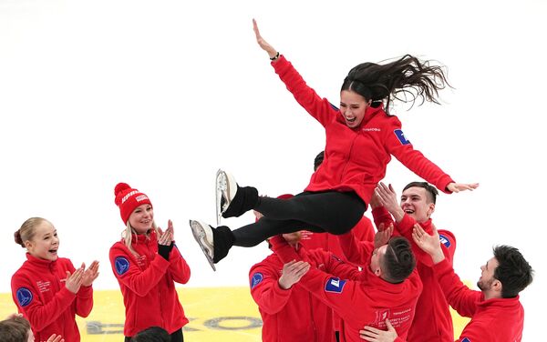 Участники команды Красная машина, победившие в соревнованиях по фигурному катанию на Кубок Первого канала, качают на руках Алину Загитову