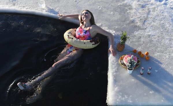 Участница краевого спортивно-оздоровительного центра по плаванию в холодной воде Мегаполюс купается в Енисее в Красноярске