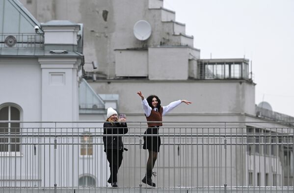 Девушки фотографируются у здания культурного центра ГЭС-2 в Москве