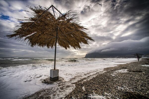 Волны на Черном море во время штормовой погоды в Коктебеле