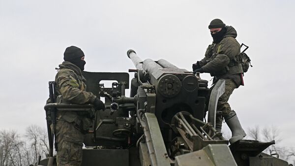 Военнослужащие МО РФ за работой на самоходной артиллерийской установки (САУ) Гиацинт-С