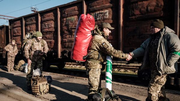 Украинские солдаты на вокзале в Краматорске 