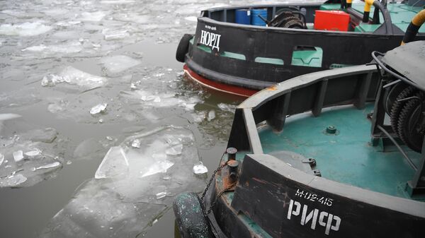 Два ледокола ГУП Мосводосток, Риф и Норд, во время дежурства на Москве-реке в зимний период