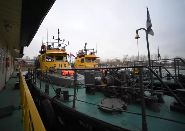 Два ледокола ГУП Мосводосток, Риф и Норд, во время дежурства на Москве-реке в зимний период