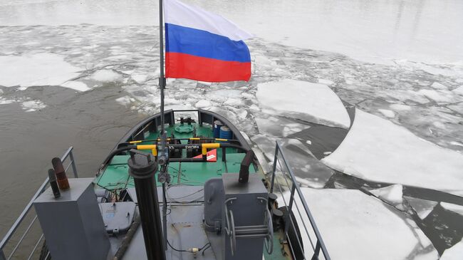 Ледокол ГУП Мосводосток во время дежурства на Москве-реке 