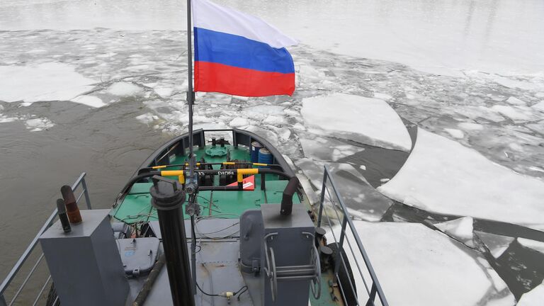 Ледокол ГУП Мосводосток во время дежурства на Москве-реке в зимний период