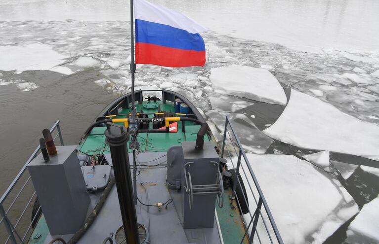 Ледокол ГУП Мосводосток во время дежурства на Москве-реке в зимний период