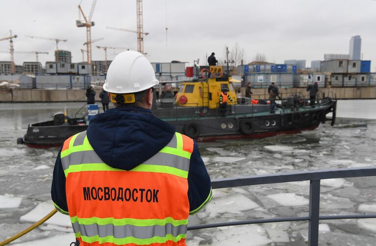 Два ледокола ГУП Мосводосток, Риф и Норд, во время дежурства на Москве-реке в зимний период