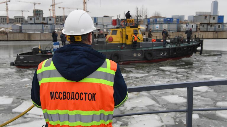 Два ледокола ГУП Мосводосток, Риф и Норд, во время дежурства на Москве-реке в зимний период