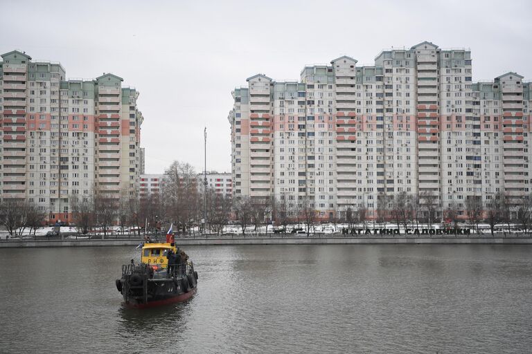 Ледокол ГУП Мосводосток Риф во время дежурства на Москве-реке в зимний период