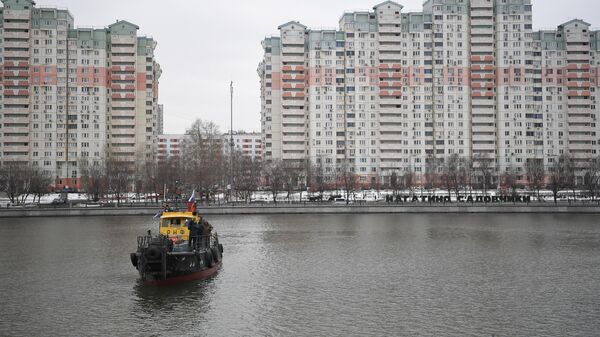 Ледокол ГУП Мосводосток Риф во время дежурства на Москве-реке в зимний период