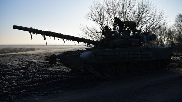 Экипаж танка Т-80 вооруженных сил России в зоне проведения спецоперации