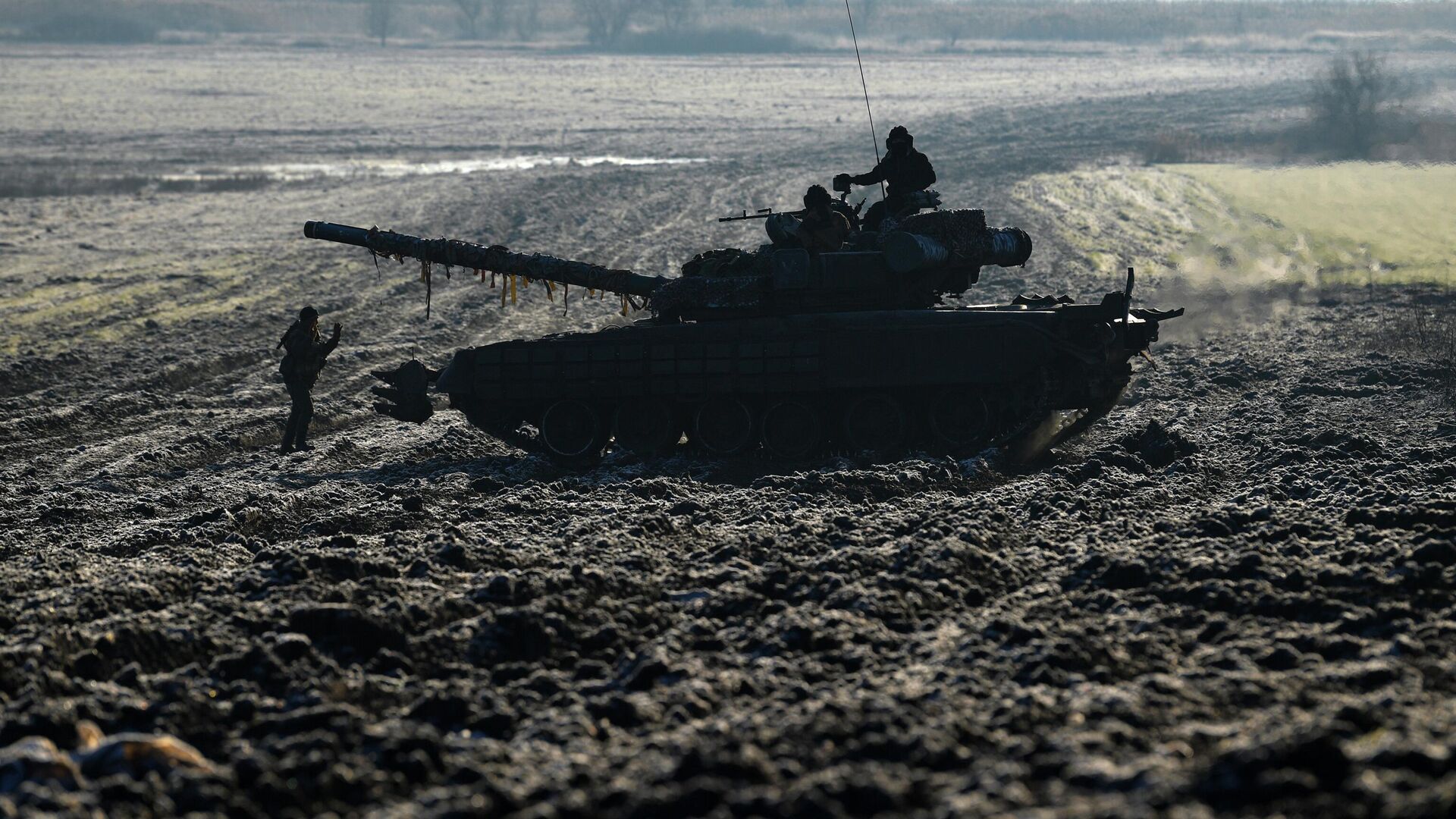 Экипаж танка Т-80 Вооруженных сил России в зоне проведения СВО - РИА Новости, 1920, 03.02.2023