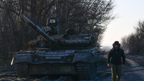 Военнослужащий вооруженных сил РФ у танка Т-80 в зоне проведения СВО
