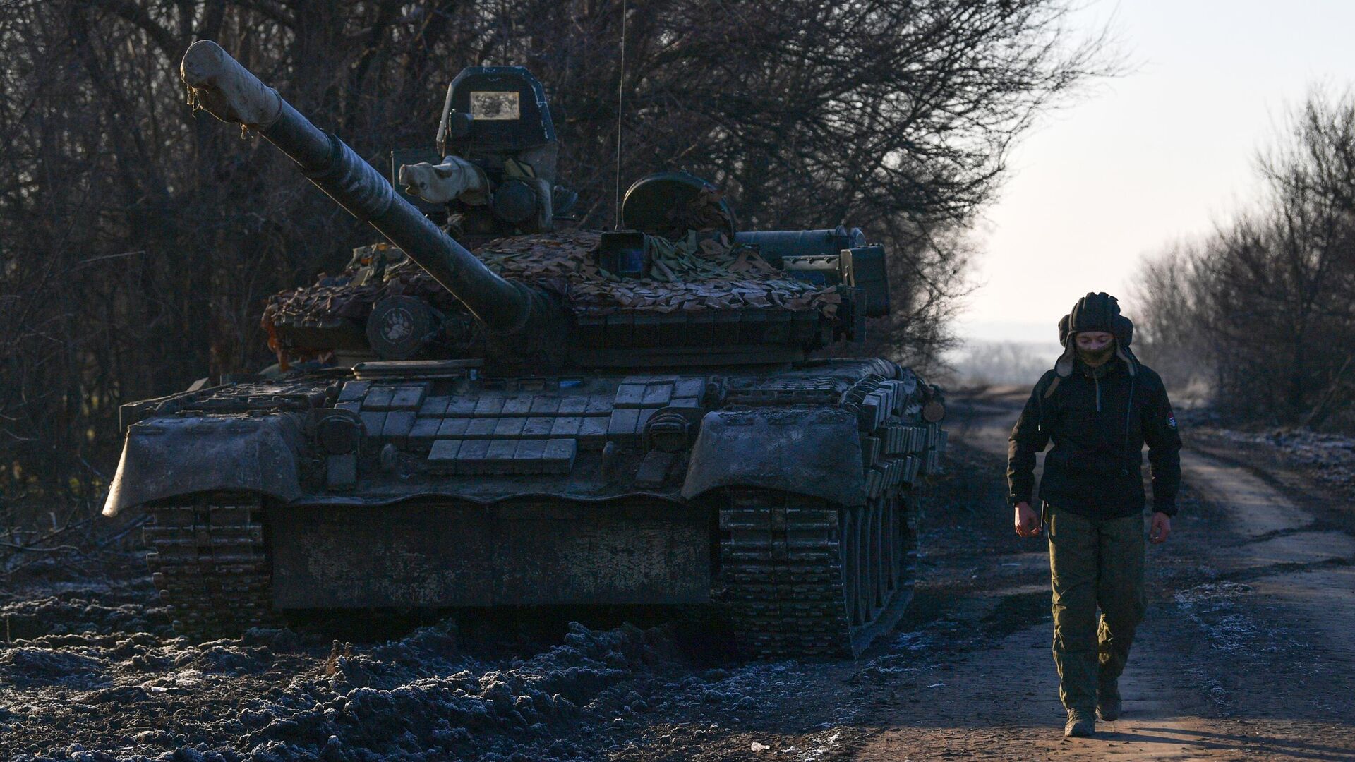 Военнослужащий вооруженных сил РФ у танка Т-80 в зоне проведения СВО - РИА Новости, 1920, 05.02.2024