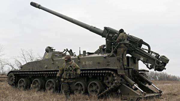 Военнослужащие МО РФ на самоходной артиллерийской установки (САУ) Гиацинт-С на сватовском направлении