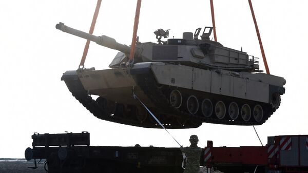 Погрузка американского танка Abrams на железнодорожную платформу