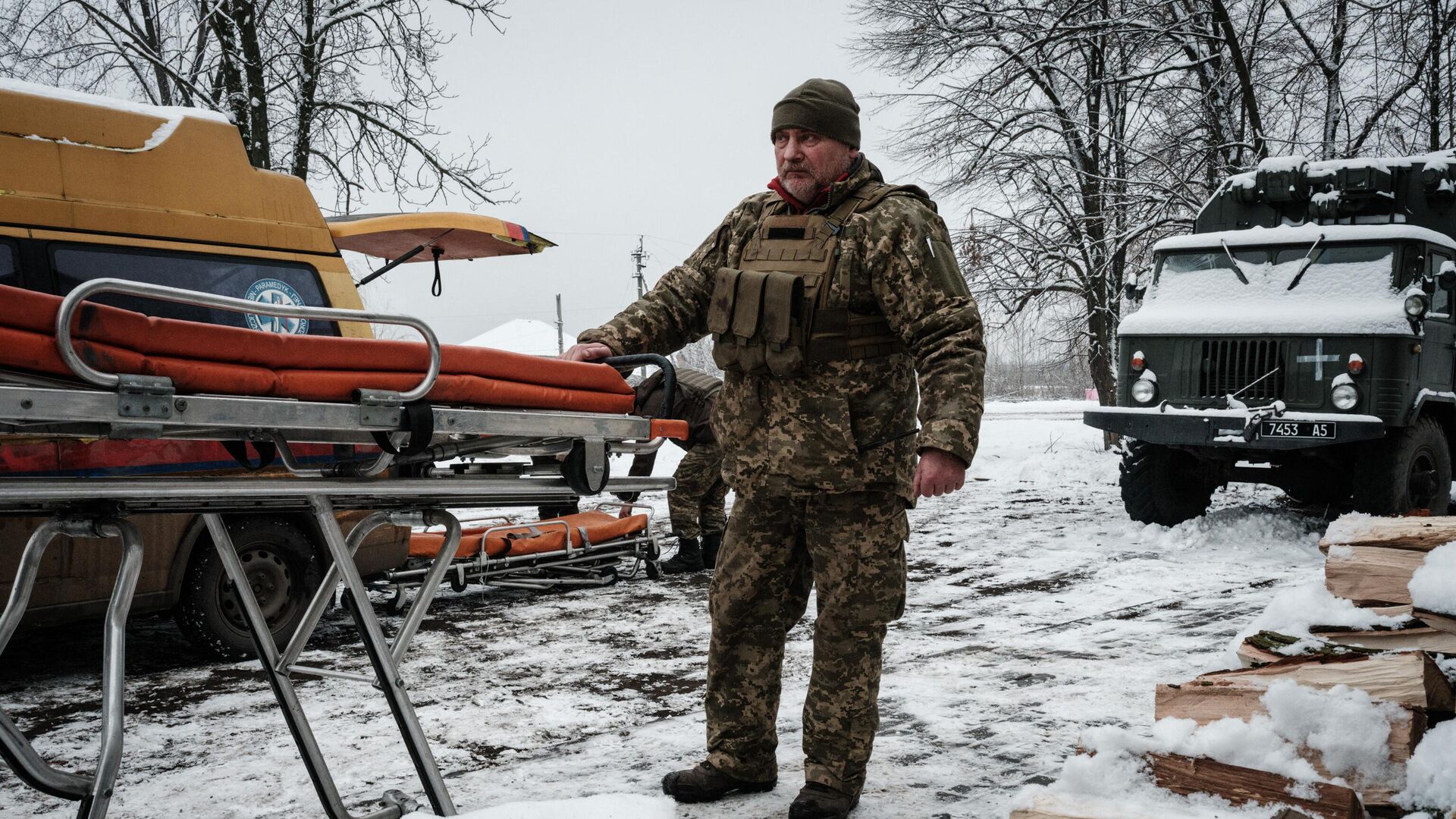 Водитель скорой помощи ждет раненого украинского военнослужащего - РИА Новости, 1920, 31.01.2023