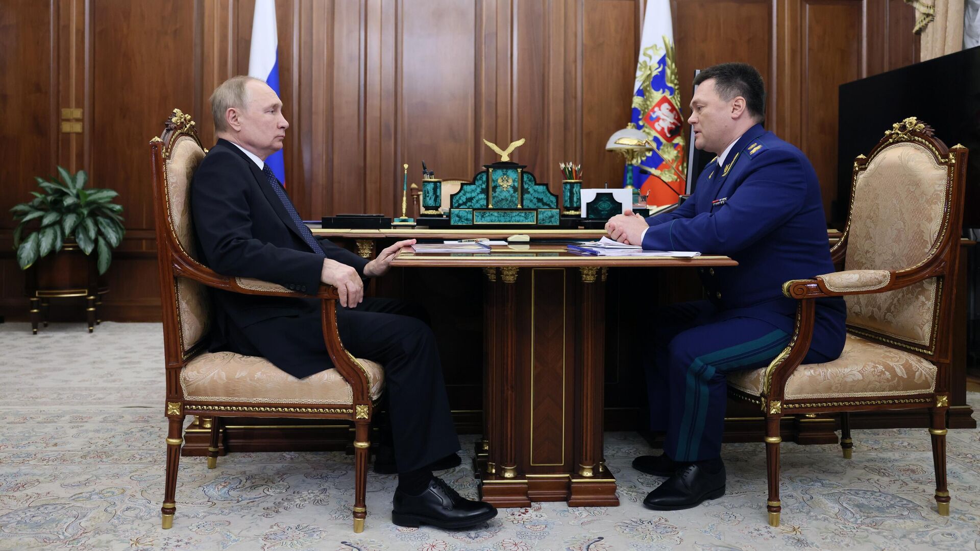 Президент России Владимир Путин и генеральный прокурор РФ Игорь Краснов во время встречи1