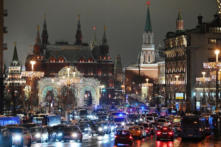 Автомобильное движение на Тверской улице в Москве