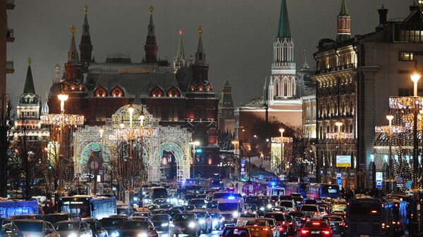 Автомобильное движение на Тверской улице в Москве