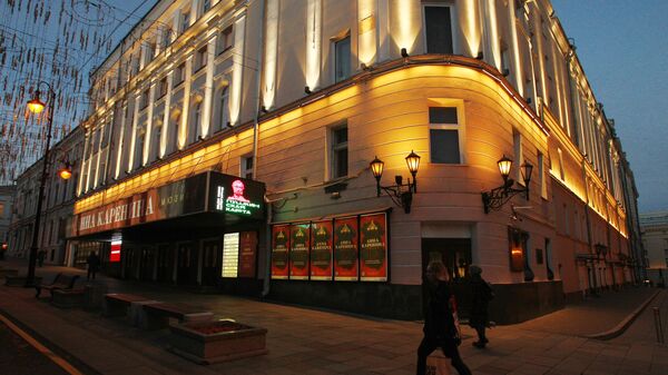 Афиши на здании Московского Государственного Академического театра оперетты на улице Большая Дмитровка в Москве