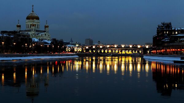 Вид на кафедральный соборном Храм Христа Спасителя и Патриарший мост в Москве