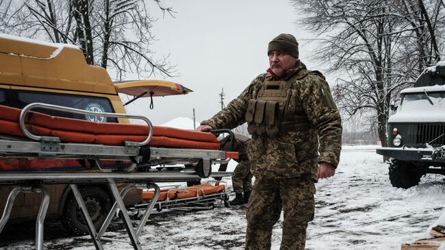 Водитель скорой помощи ждет раненого украинского военнослужащего