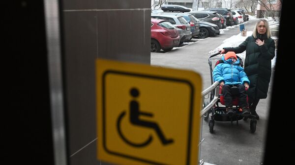 Знак инвалид на входе в подъезд жилого дома в Москве