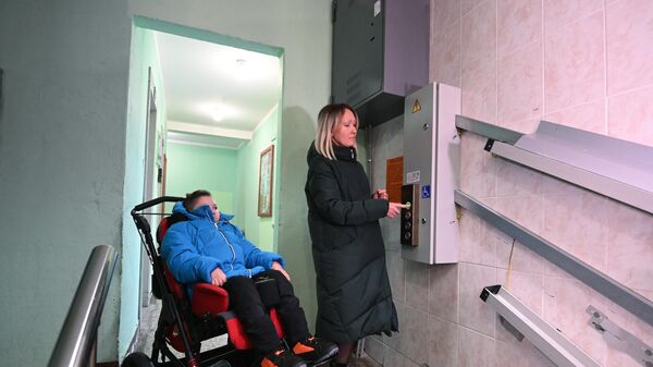 Подъемная платформа для людей с ограниченными возможностями здоровья в подъезде жилого дома в Москве
