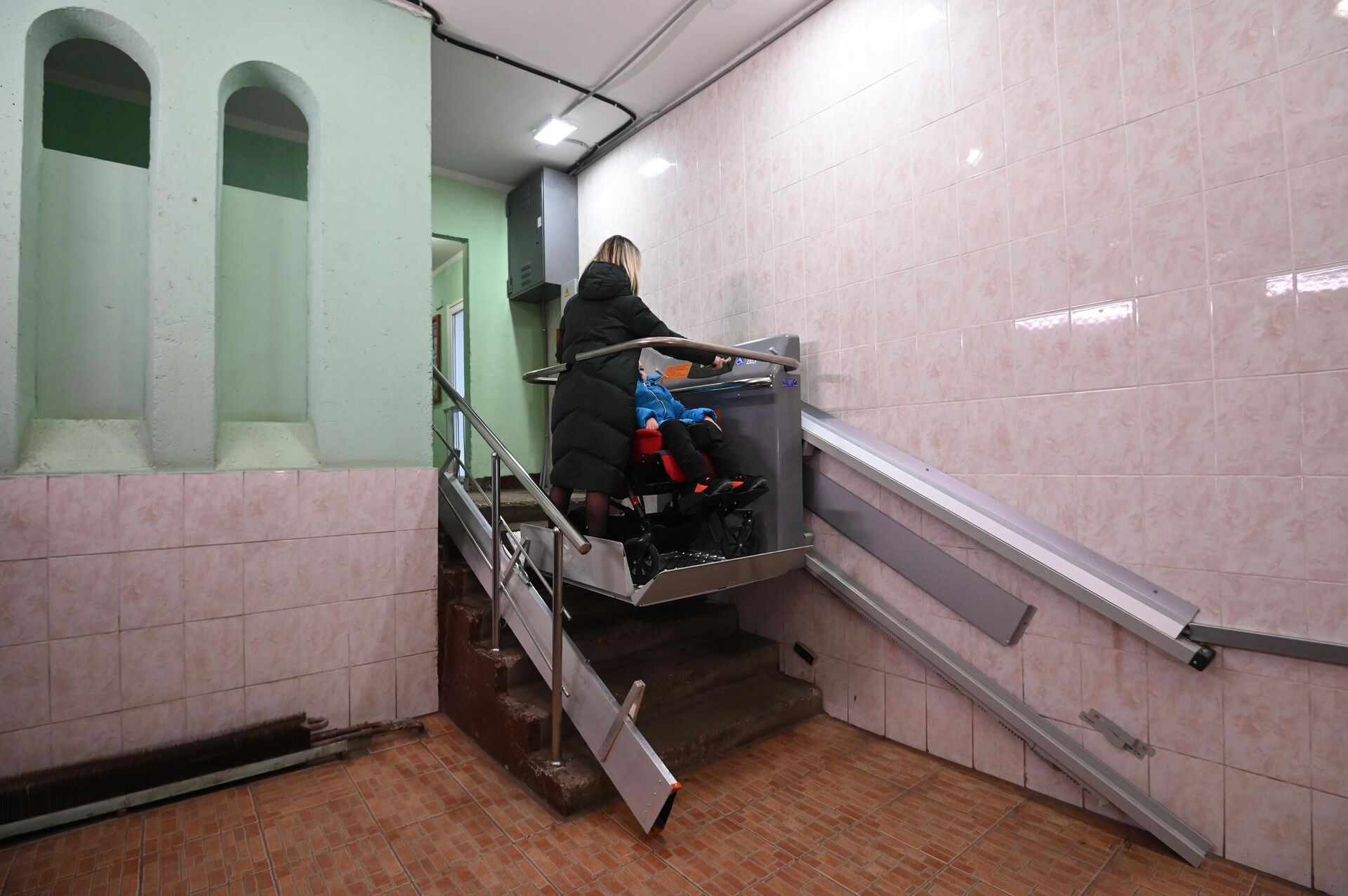 Подъемная платформа для людей с ограниченными возможностями здоровья в подъезде жилого дома в Москве - РИА Новости, 1920, 31.01.2023