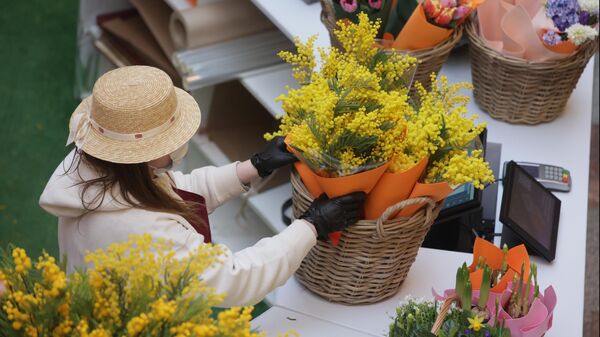 Продажа цветов перед 8 марта в ГУМе в Москве