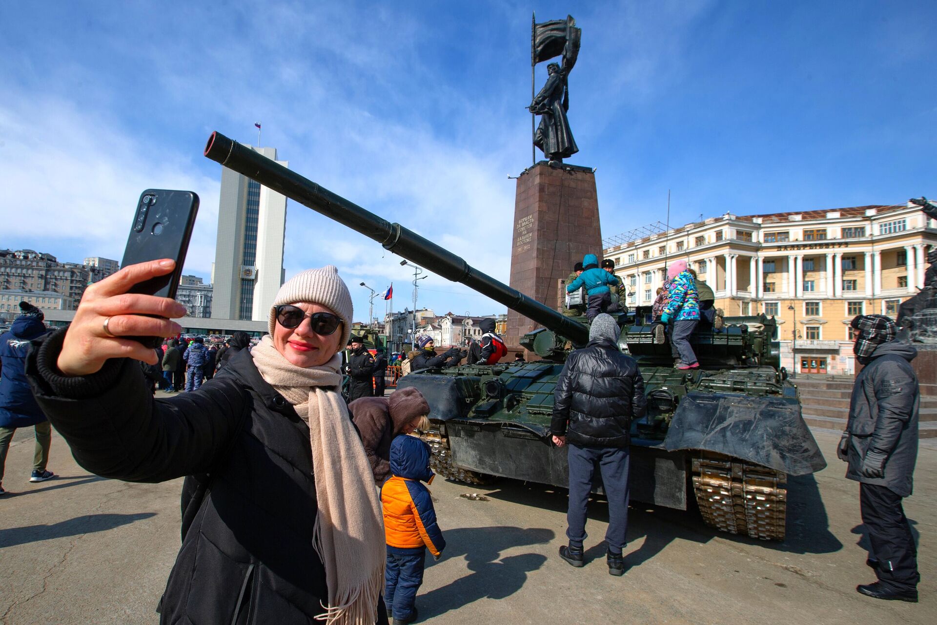 Местные жители на праздновании Дня защитника Отечества на центральной площади во Владивостоке - РИА Новости, 1920, 31.01.2023