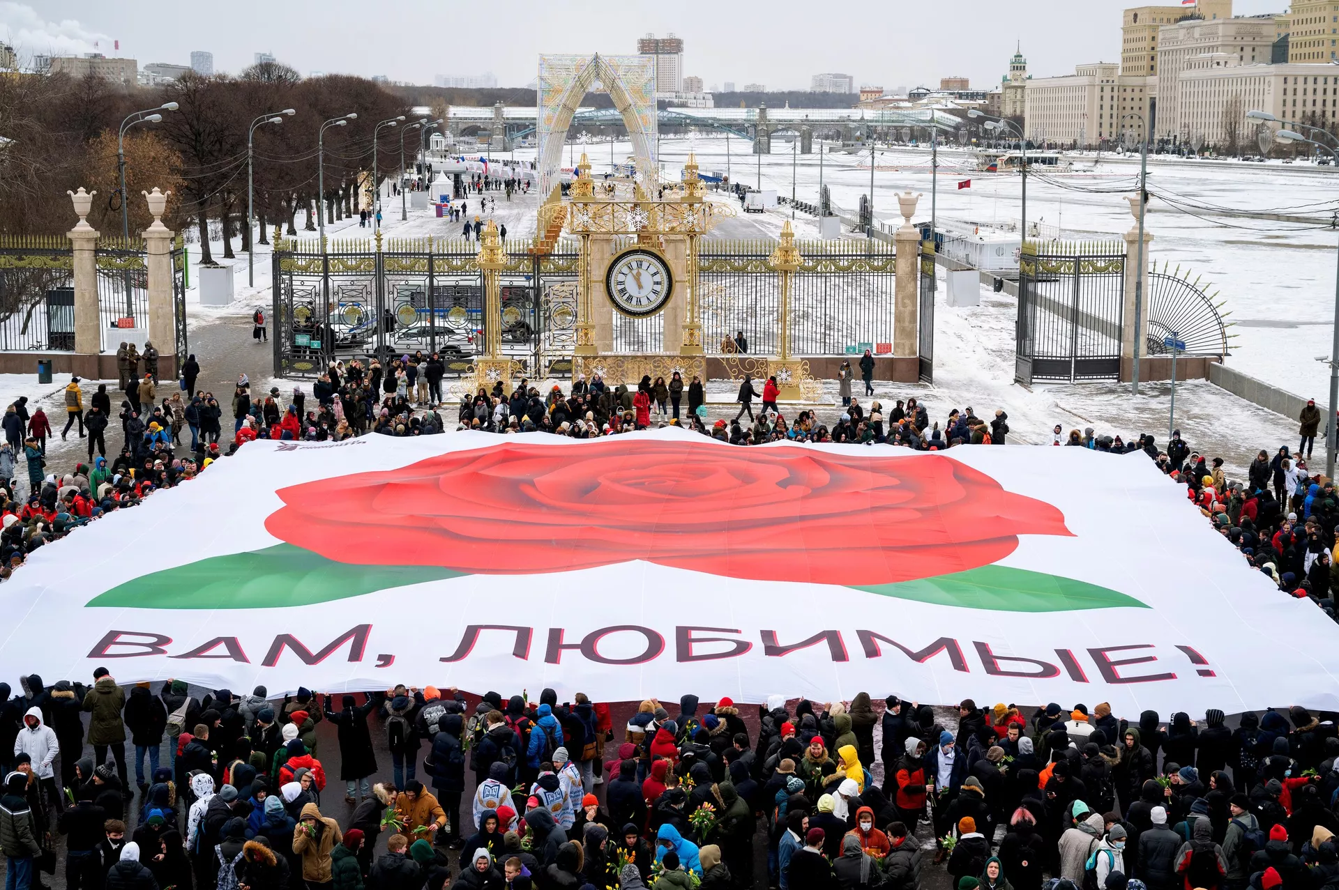 Участники флешмоба Цветы любимым! в рамках празднования Международного женского дня - РИА Новости, 1920, 31.01.2023