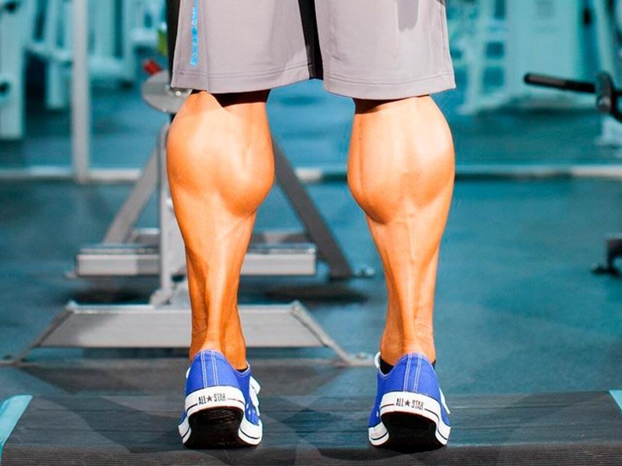 Какая нога сильнее. Икроножная мышца анатомия. Накаченные икры. Накачать икры. Накаченные икроножные мышцы.