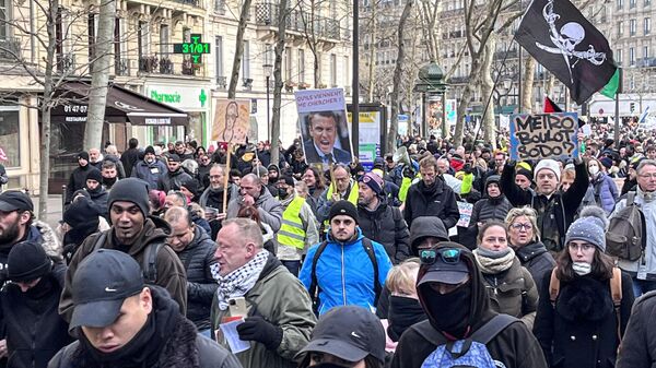 Участники акции протеста в Париже против повышения пенсионного возраста во Франции