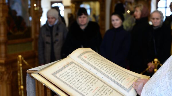 Во время совершения молебна на начало чина мироварения в Малом соборе Донского ставропигиального монастыря Москвы