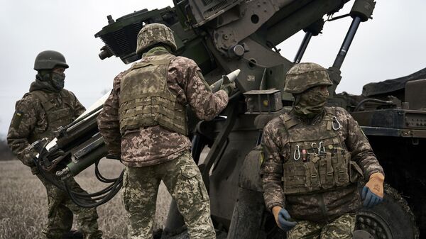 Украинские солдаты с самоходной гаубицей CAESAR возле Авдеевки