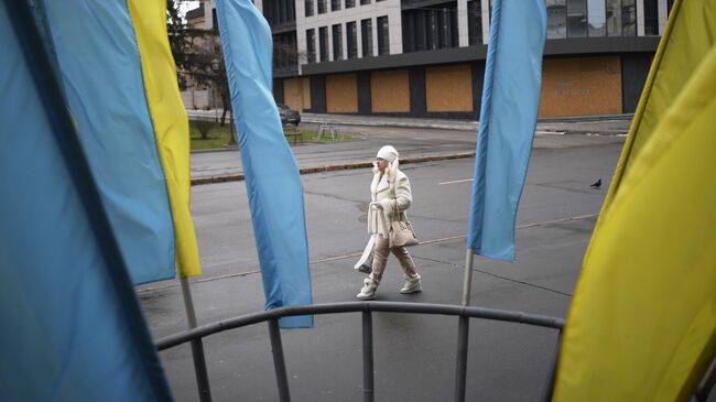 Женщина идет по улице в городе Кривой Рог. Архивное фото