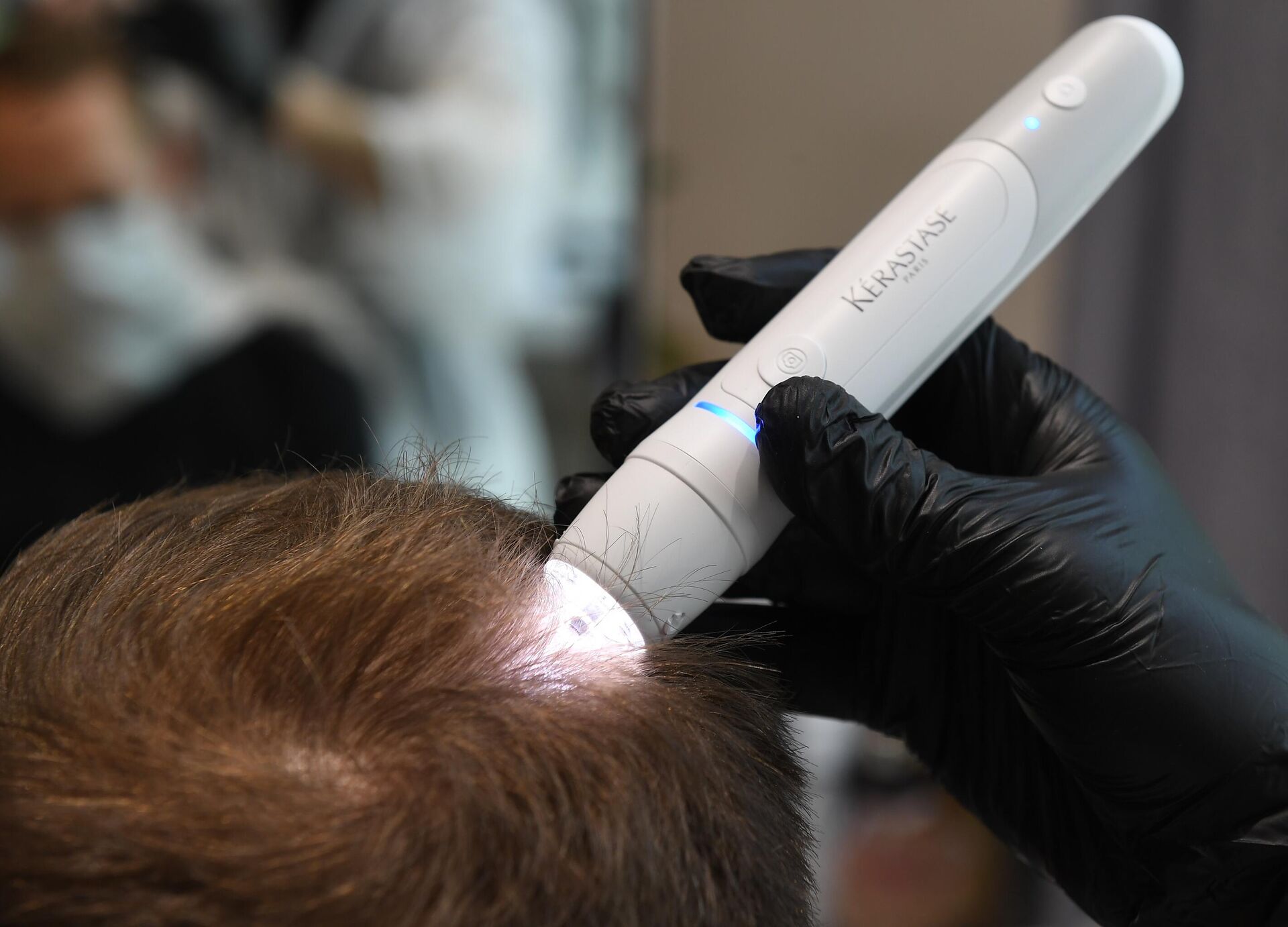 Сотрудник пользуется прибором для бесконтактной диагностики волос в салоне - РИА Новости, 1920, 01.02.2023