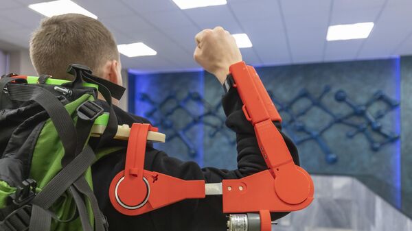 Экзоскелет руки с нейросетевым мышечным управлением для промышленных, спасательных и других задач