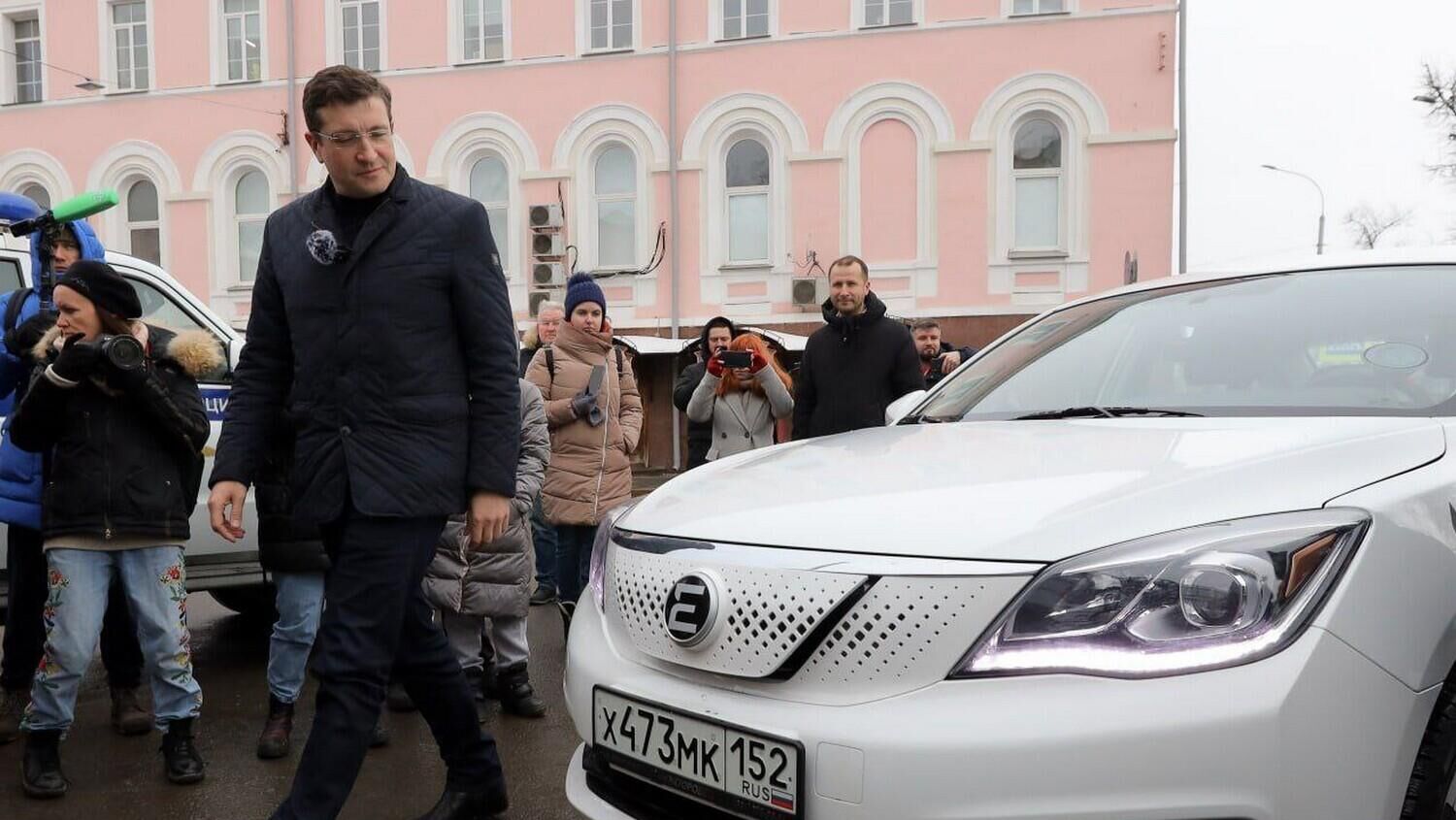 Губернатор Нижегородской области Глеб Никитин возле электротакси в Нижнем Новгороде - РИА Новости, 1920, 31.01.2023