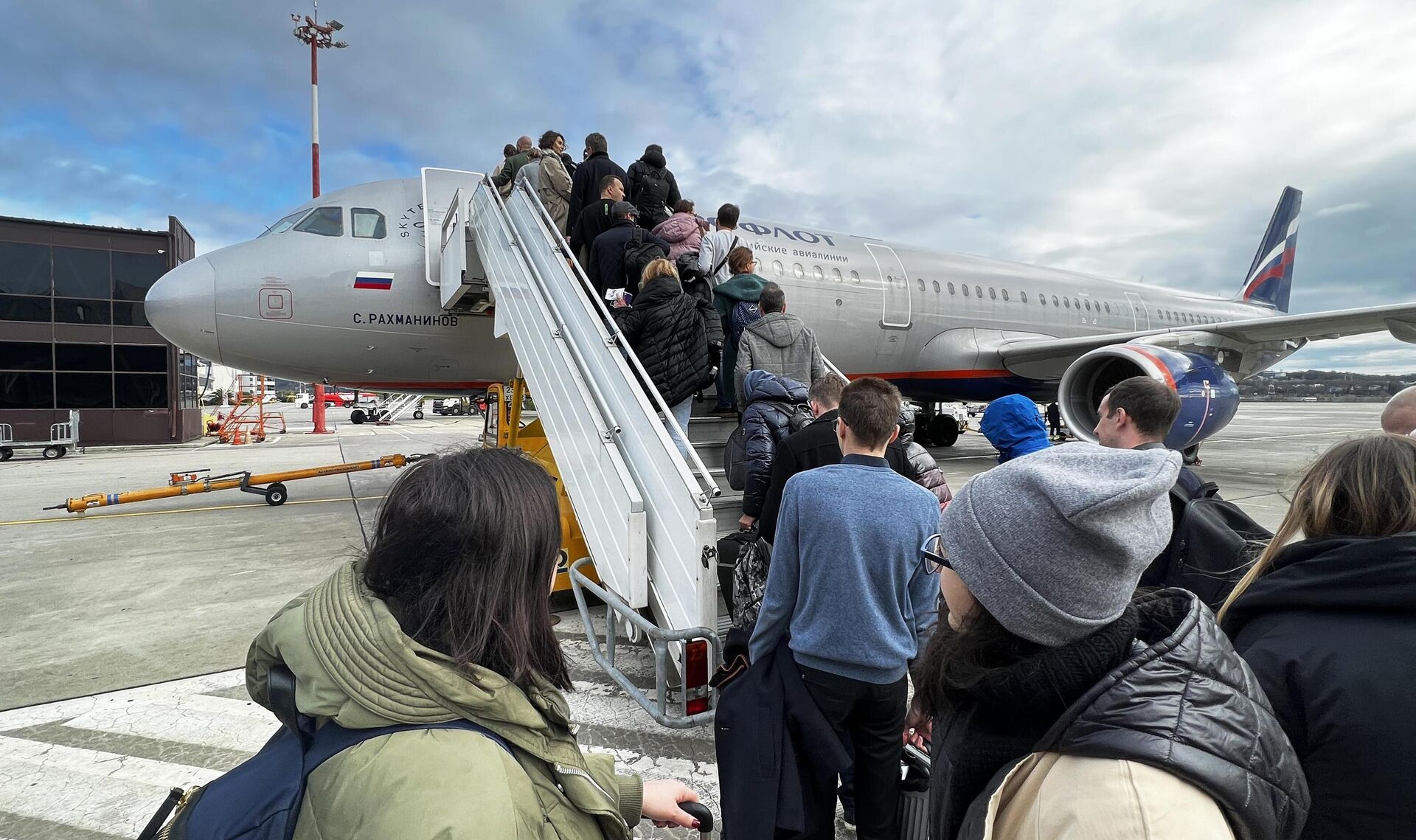 Пассажиры поднимаются по трапу в салон самолета авиакомпании Аэрофлот Airbus A321-211 - РИА Новости, 1920, 07.09.2023