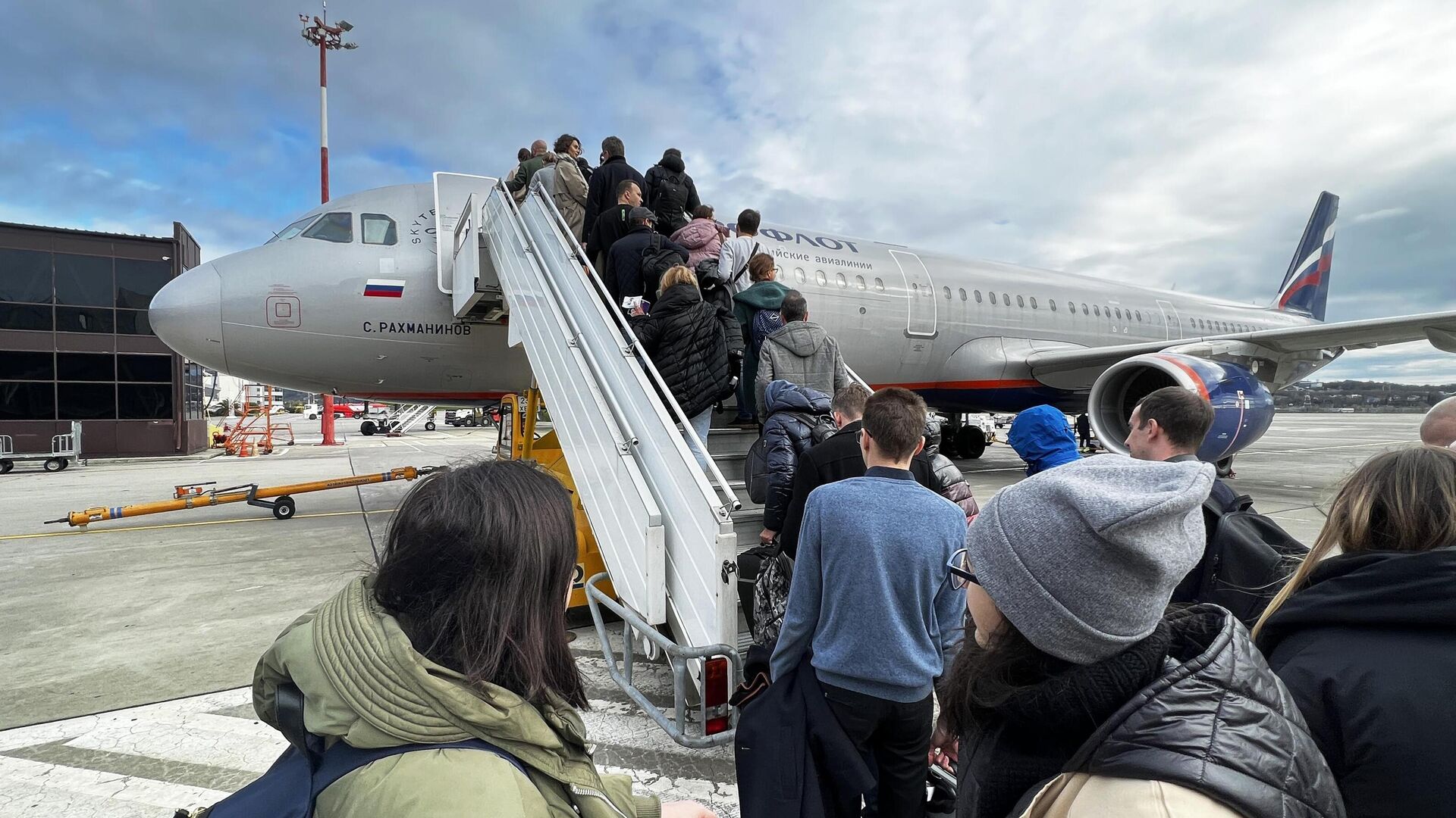 Пассажиры поднимаются по трапу в салон самолета авиакомпании Аэрофлот Airbus A321-211 - РИА Новости, 1920, 01.02.2023